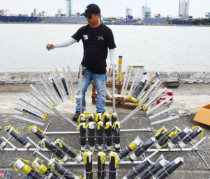 'Trận địa' pháo hoa lên nòng bên bờ sông Hàn ở Đà Nẵng